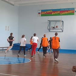 Соревнования по баскетболу среди девушек и юношей